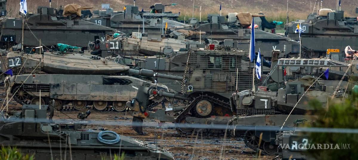 $!Soldados israelíes se preparan para el escenario de maniobras terrestres en un lugar no revelado cerca de la frontera con Gaza, en Israel.