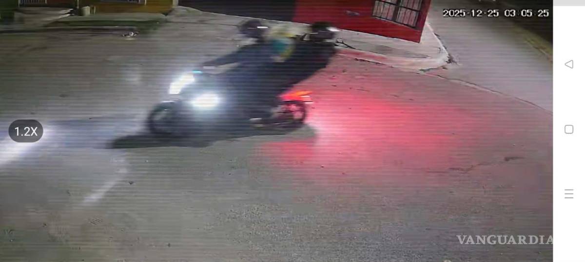 $!El vehículo se encontraba estacionado sobre la vía pública cuando fue incendiado.