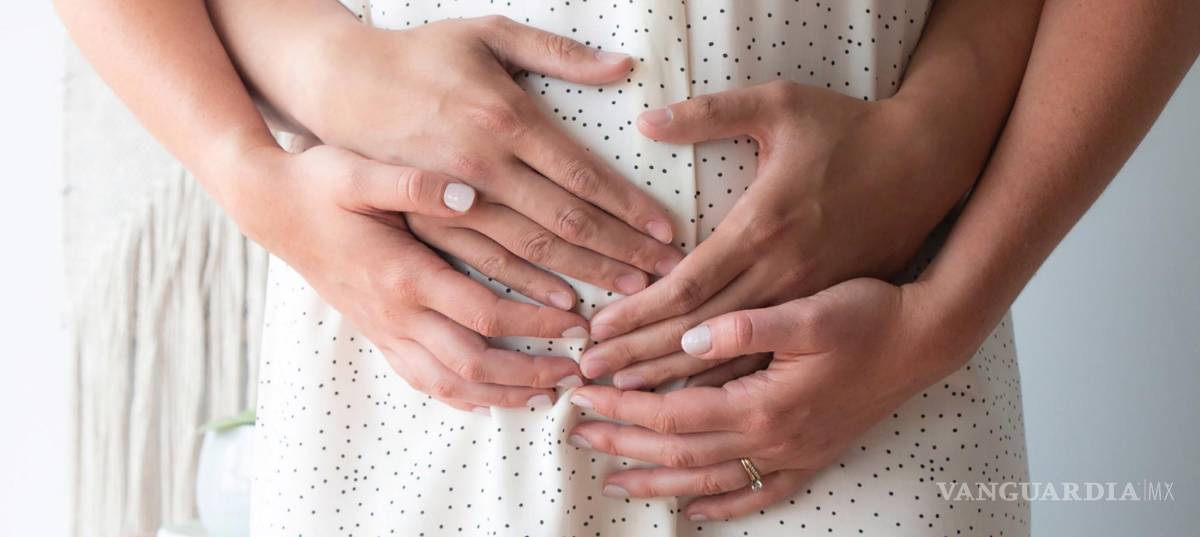 $!Manos de una pareja sobre vientre femenino. Foto LeClan/Lansinoh.