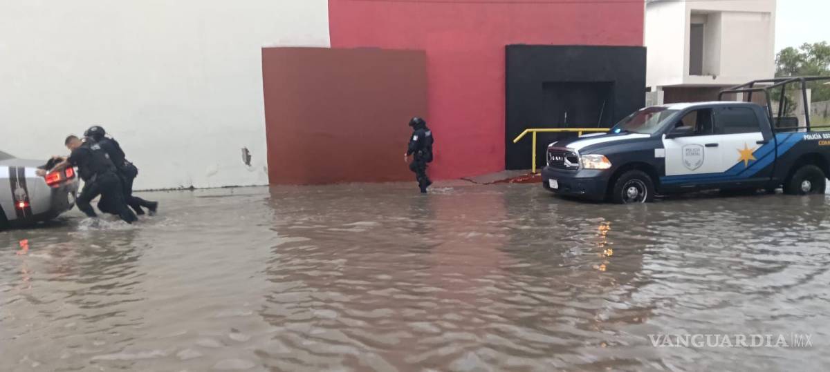 $!Las corporaciones de seguridad brindaron auxilio a conductores cuyos vehículos quedaron varados debido a los encharcamientos y corrientes de agua que se formaron en varias vialidades de la ciudad durante la tormenta.