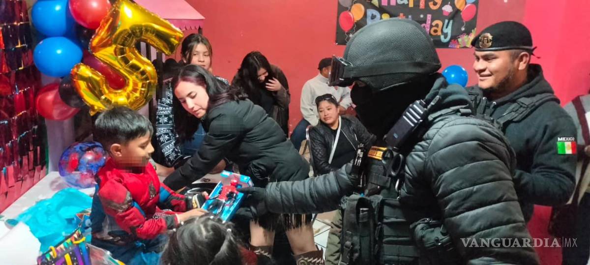 $!Miembros del cuerpo policiaco GRS llegó al salón para sorprender a Santiago en su cumpleaños, llevando consigo regalos y muestras de cariño para el pequeño.