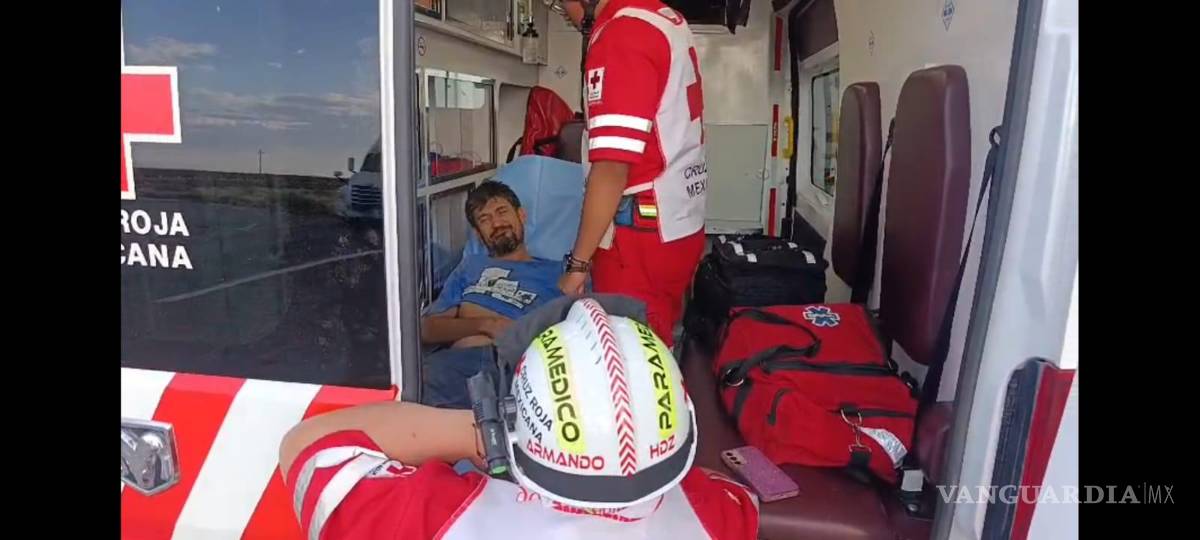 $!El conductor de la unidad resultó con diversos golpes tras el percance, siendo atendido en el lugar por paramédicos de la Cruz Roja, aunque rechazó ser trasladado a un hospital para una valoración médica más profunda.