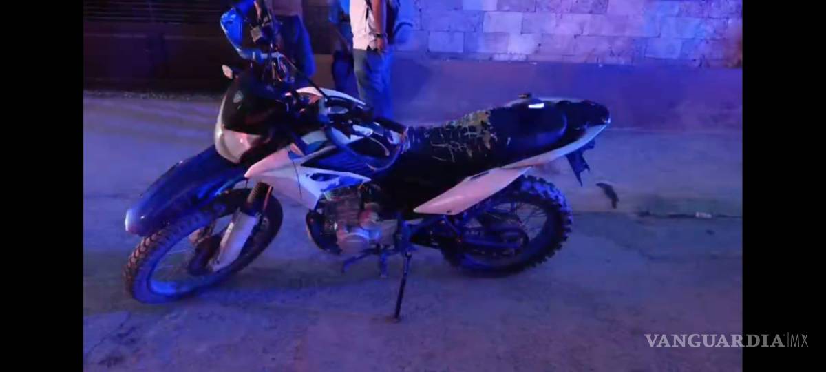 $!La zona del accidente fue acordonada por autoridades de Tránsito Municipal mientras se realizaban las primeras diligencias para determinar la mecánica del choque entre la motocicleta y el scooter.