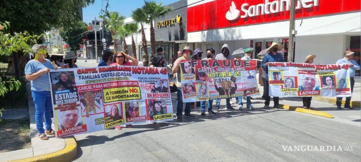 $!Personas que se dicen afectadas por presuntos fraudes inmobiliarios se han manifestado en Torreón para exigir la intervención de las autoridades en el caso.