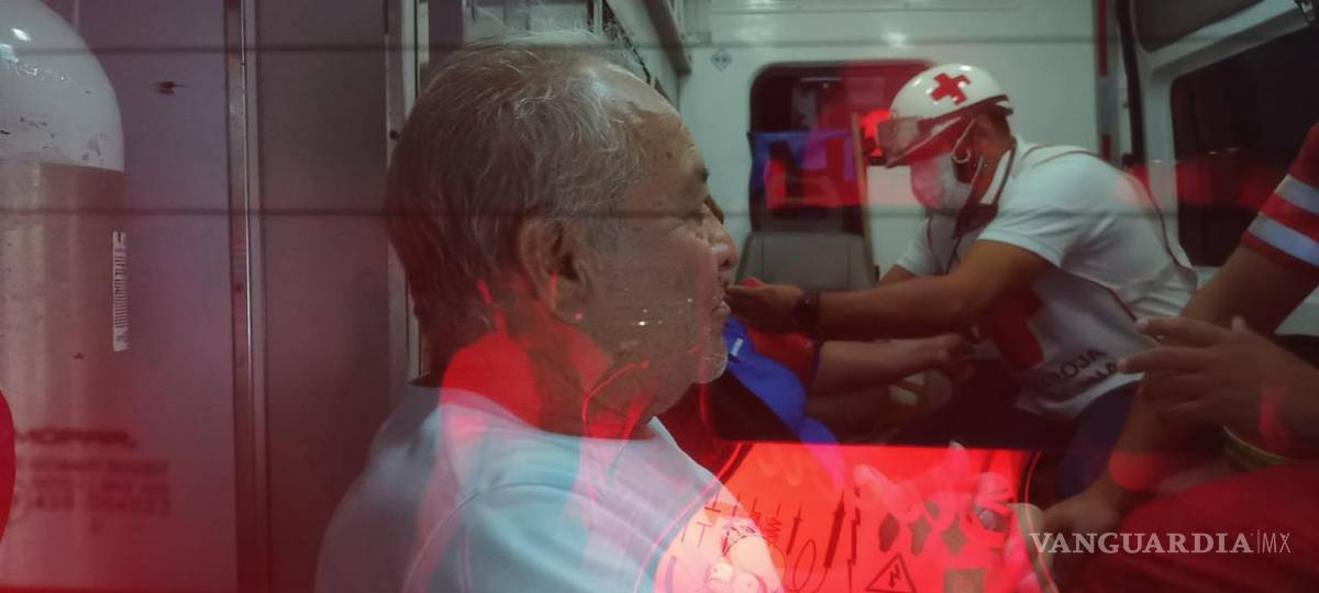 $!El conductor no pudo frenar a tiempo debido al pavimento mojado y terminó chocando de costado contra un camión de transporte de personal.