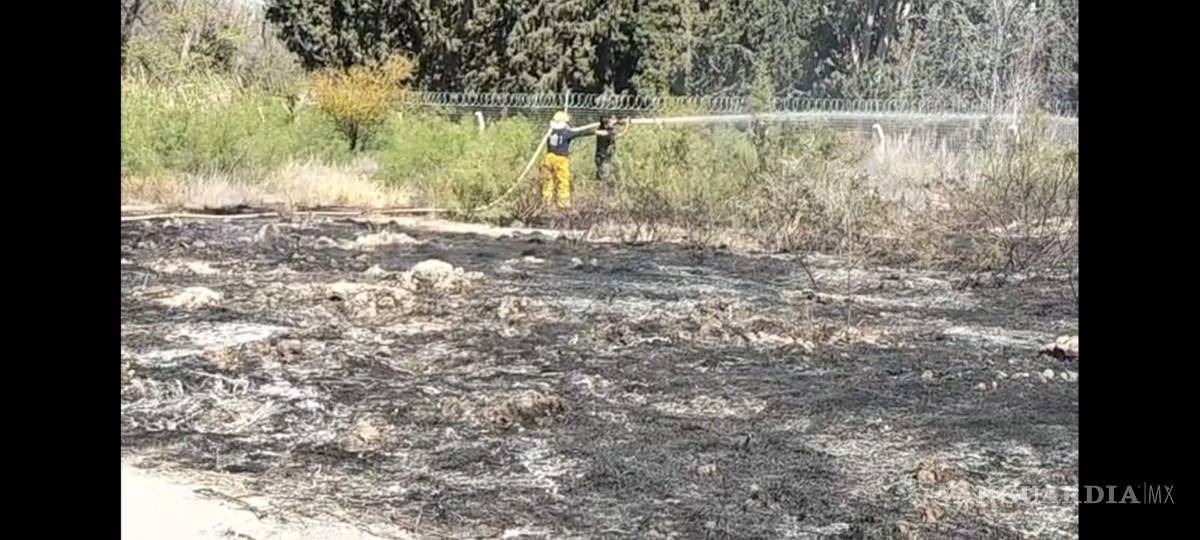 $!Bomberos trabajaron para evitar que el fuego se extendiera a zonas habitadas.