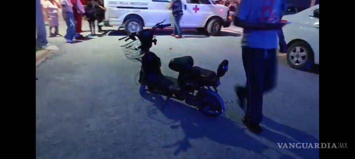 $!Los tres lesionados fueron trasladados al Centro de Salud para su atención médica, donde permanecen bajo observación tras el fuerte impacto registrado en la colonia Saltillo 400.