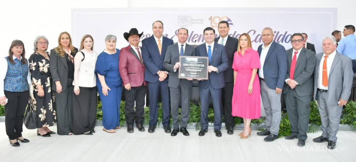 $!Representantes empresariales, autoridades civiles y militares participaron en la ceremonia conmemorativa por los 100 años de la Cámara Nacional de Comercio, Servicios y Turismo de Acuña.