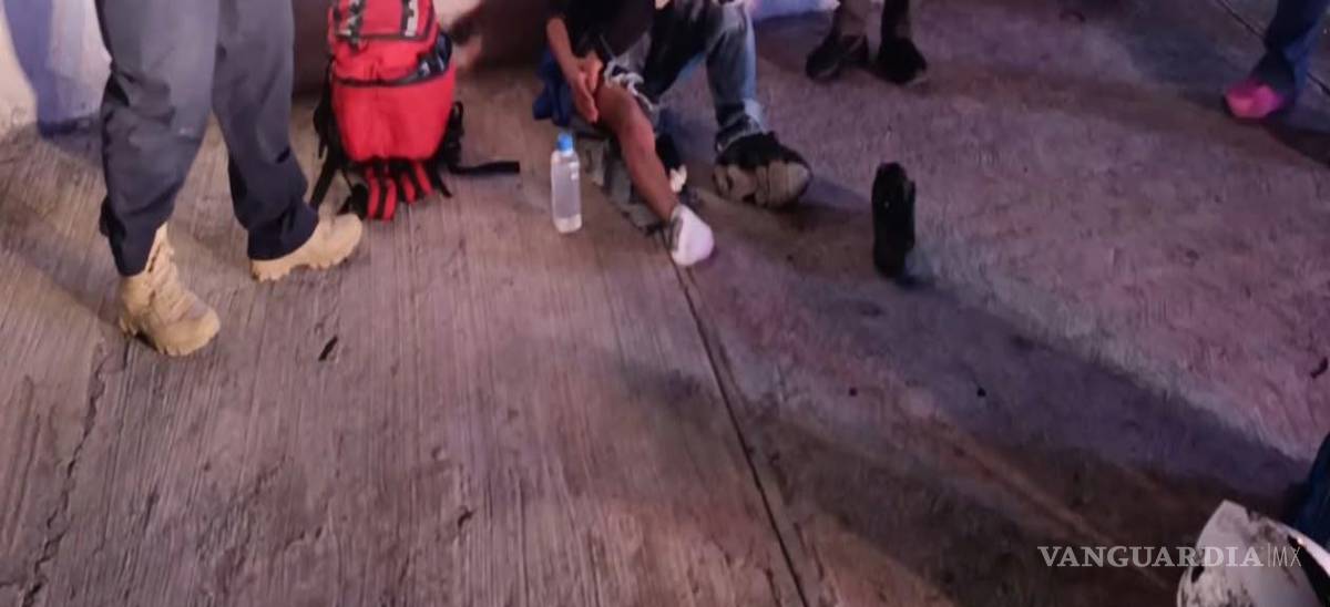 $!Un menor de 13 años resultó lesionado durante un choque entre motociclistas ocurrido la noche del domingo.