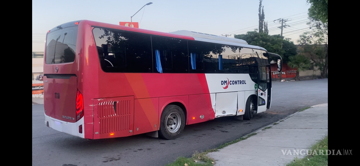 $!El transporte de personal involucrado llevaba a 36 trabajadores al momento del accidente, de los cuales dos resultaron con lesiones.