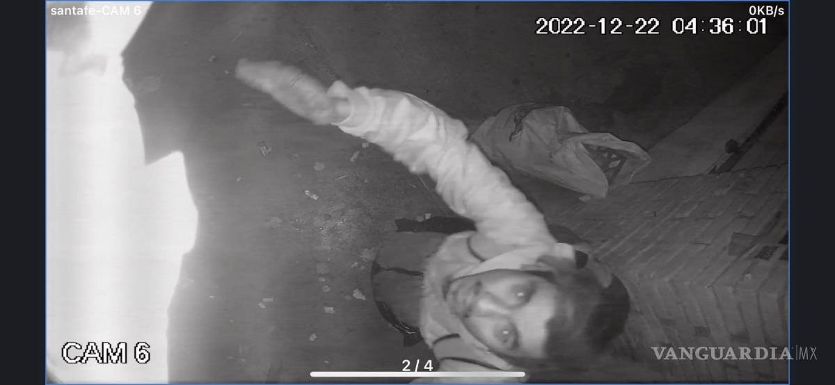 $!La persona estuvo por varios minutos a la vista de la cámara de seguridad.