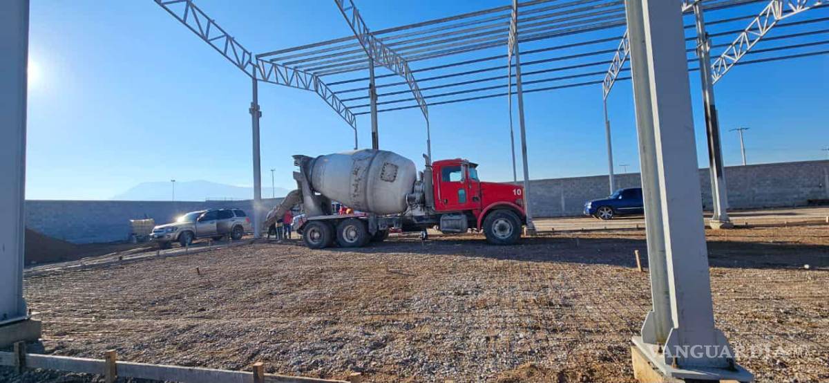 $!En el interior del parque industrial quedaron maquinaria y equipos de trabajo, utilizados en la fabricación de maquinaria para el reciclaje de residuos sólidos urbanos.
