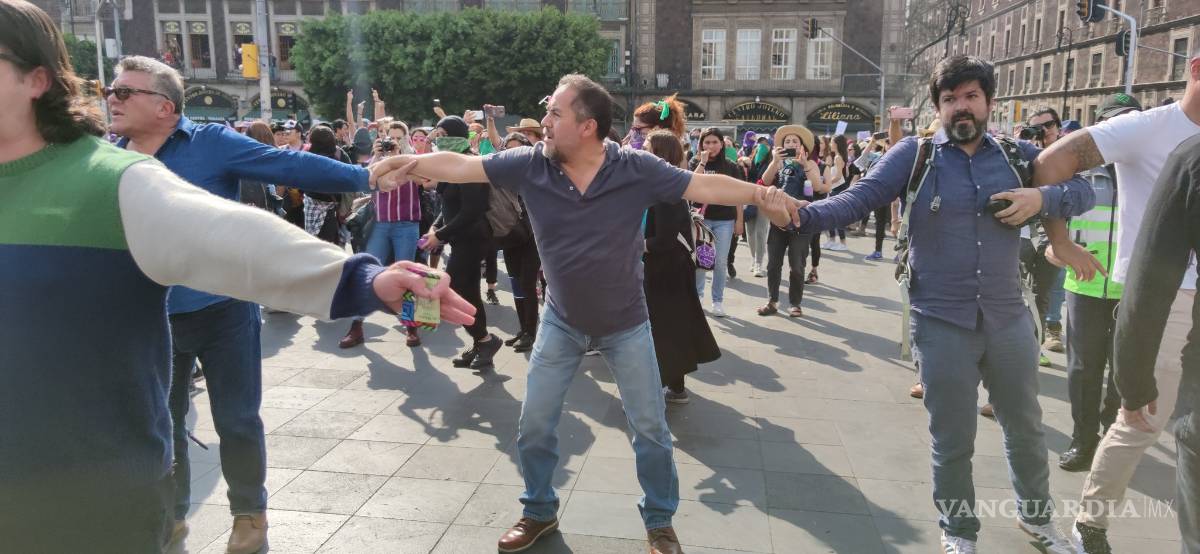 $!Feministas se enfrentaron con grupo antiaborto frente a la Catedral Metropolitana