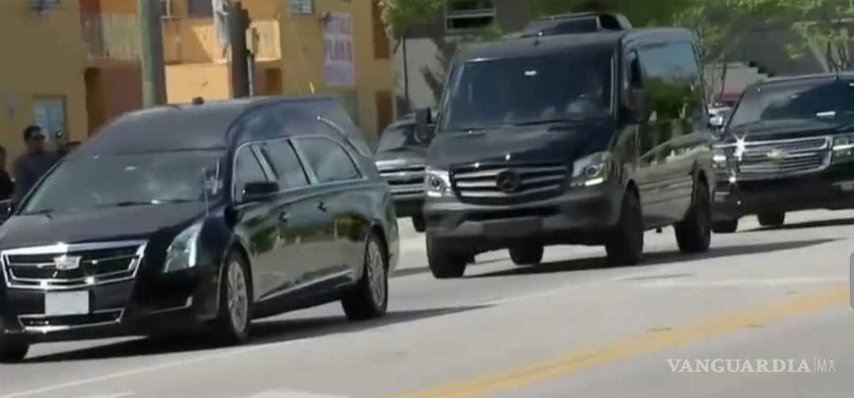 $!Solitario recibimiento a los restos de José José al llegar a homenaje en el auditorio de Miami