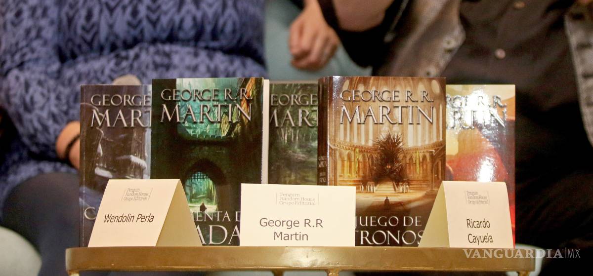 $!George R.R. Martin se sienta en el trono de Guadalajara