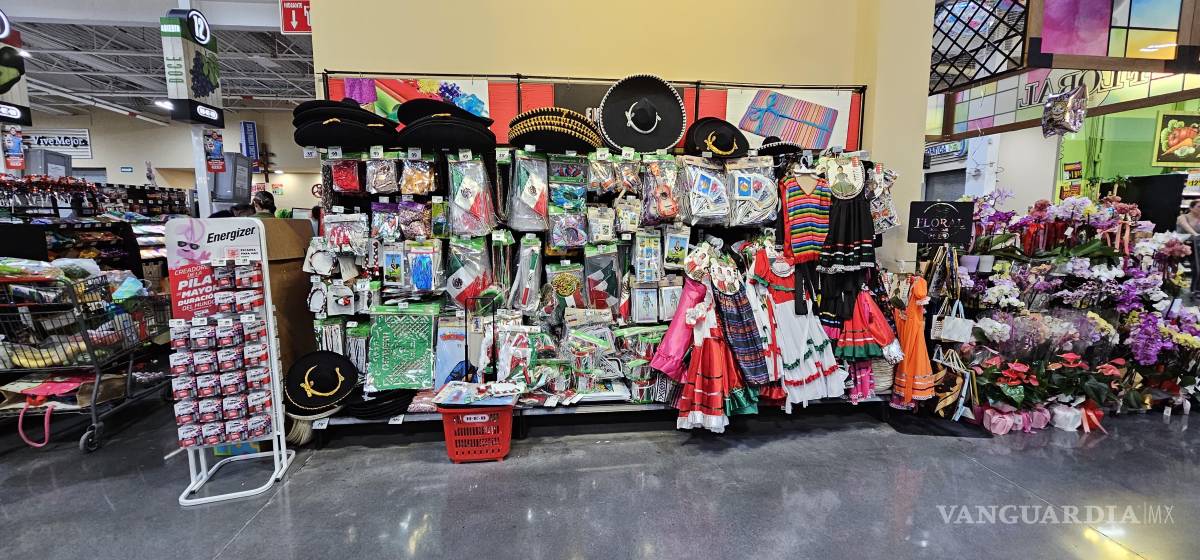 $!En pasillos menos transitados, una modesta sección con banderas y sombreros tricolores recuerda la proximidad de las Fiestas Patrias.