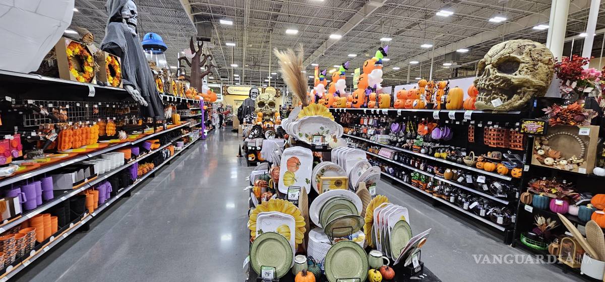 $!Grandes exhibiciones de artículos para Halloween y Día de Muertos reciben a los clientes en algunos centros comerciales, anticipando la próxima temporada festiva.