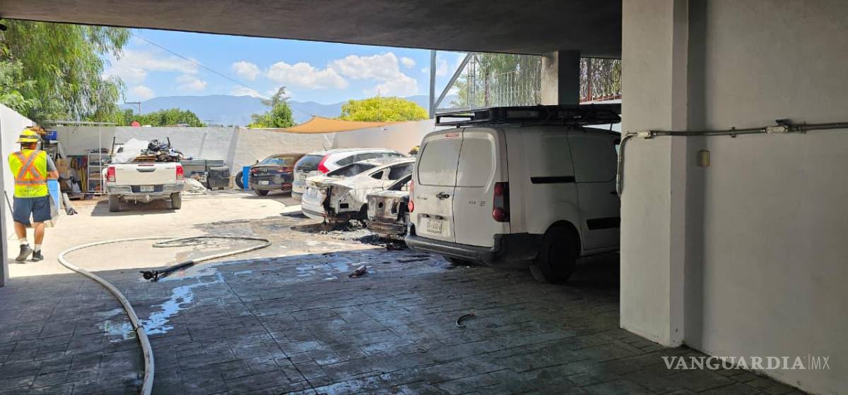 $!El uso de extintores por parte del personal del negocio ayudó a contener el fuego antes de la llegada de los bomberos.