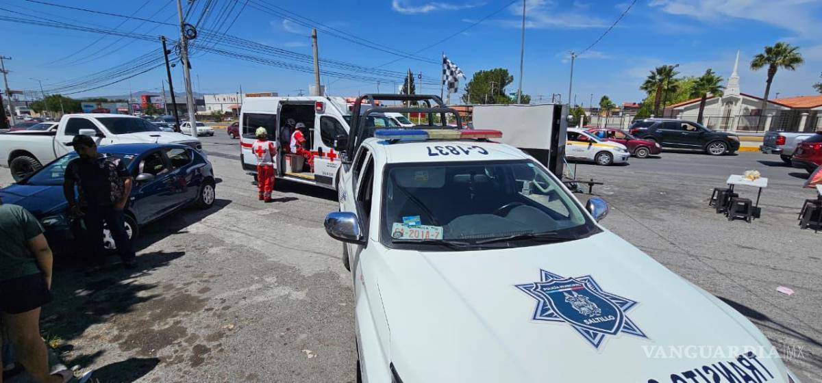 $!Elementos de Tránsito Municipal abanderaron la zona mientras se atendía el accidente y se evaluaban los daños materiales.