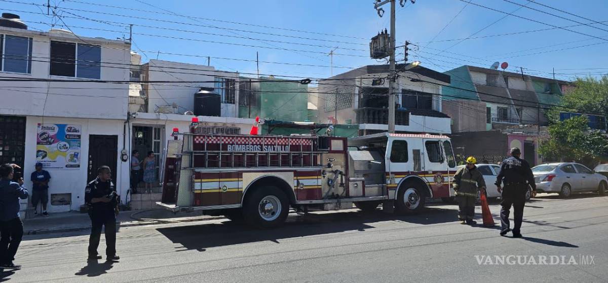 $!El fuego consumió muebles de una habitación y provocó una fuerte acumulación de humo.