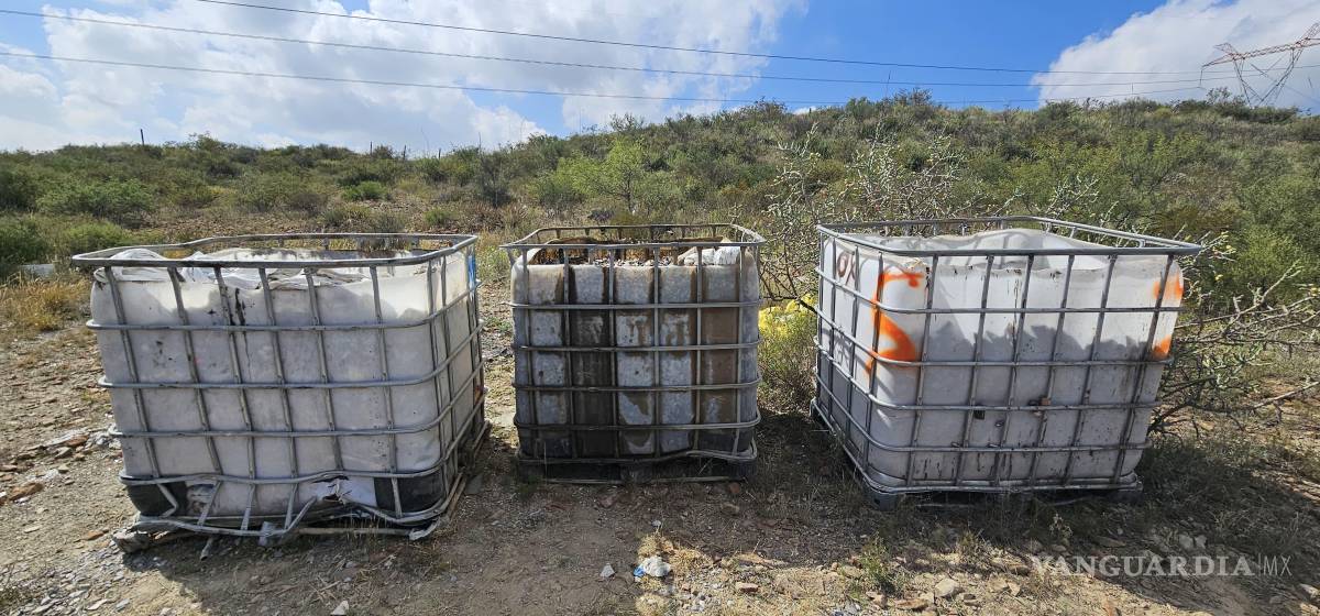 $!Elementos de Protección Civil y Ecología revisan los contenedores para su manejo seguro.