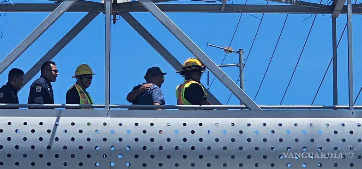 $!Policías y bomberos acudieron al sitio para auxiliar al hombre y trasladarlo a un hospital.