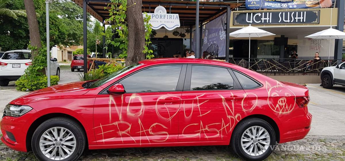 $!Le rayaron su coche por ser infiel, ¡pero no era él!, "me confundieron"