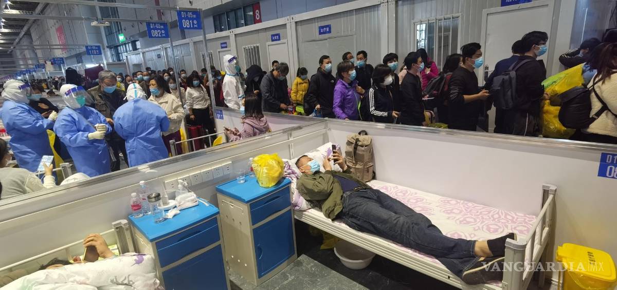 $!Las personas que dieron negativo al COVID-19 hacen fila para salir de un hospital temporal en Shanghái, China.