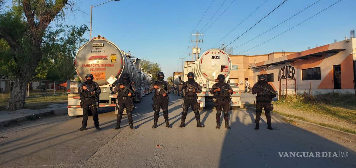 $!Elementos de la Policía Estatal de Coahuila durante el aseguramiento de tractocamiones con hidrocarburo de procedencia ilegal.