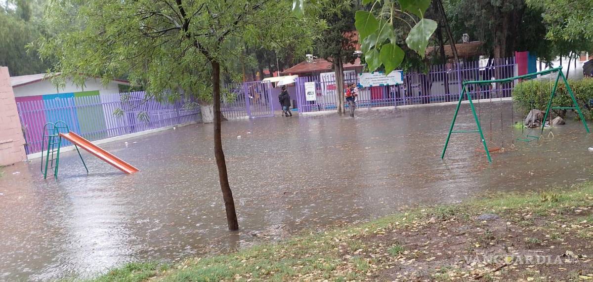 $!El jardín de niños Severino Calderón fue uno de los planteles impactados por las lluvias de este lunes en Saltillo.