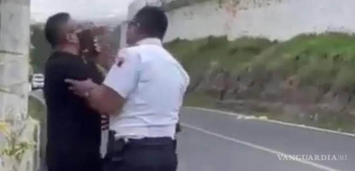 $!“Poncho, no hagas caso a nadie, estamos contigo”, fue lo que gritó el fan antes de que el policía lo empujara.