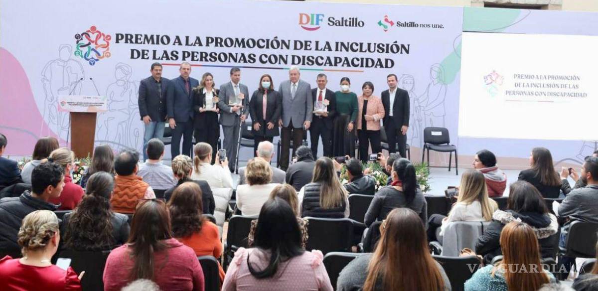 $!José María Fraustro Siller, en compañía de Beatriz Dávila de Fraustro, entregó el Premio a la Promoción de la Inclusión de Personas con Discapacidad.
