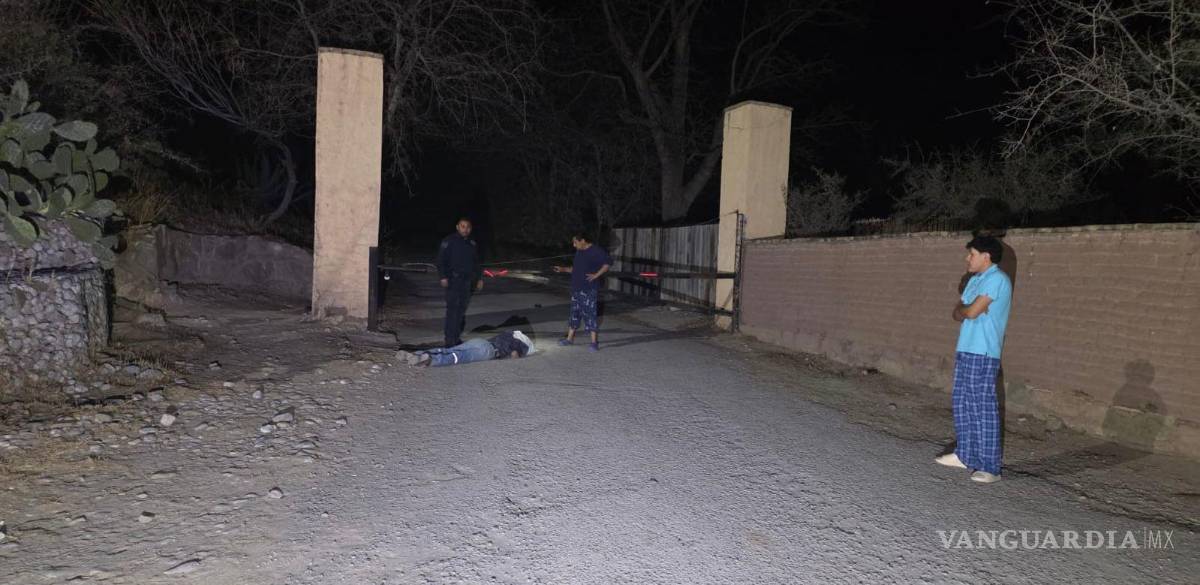 $!El motociclista se impactó contra un portón metálico en la entrada del rancho La Gloria, en General Cepeda; murió minutos después de ser ingresado al Centro de Salud.