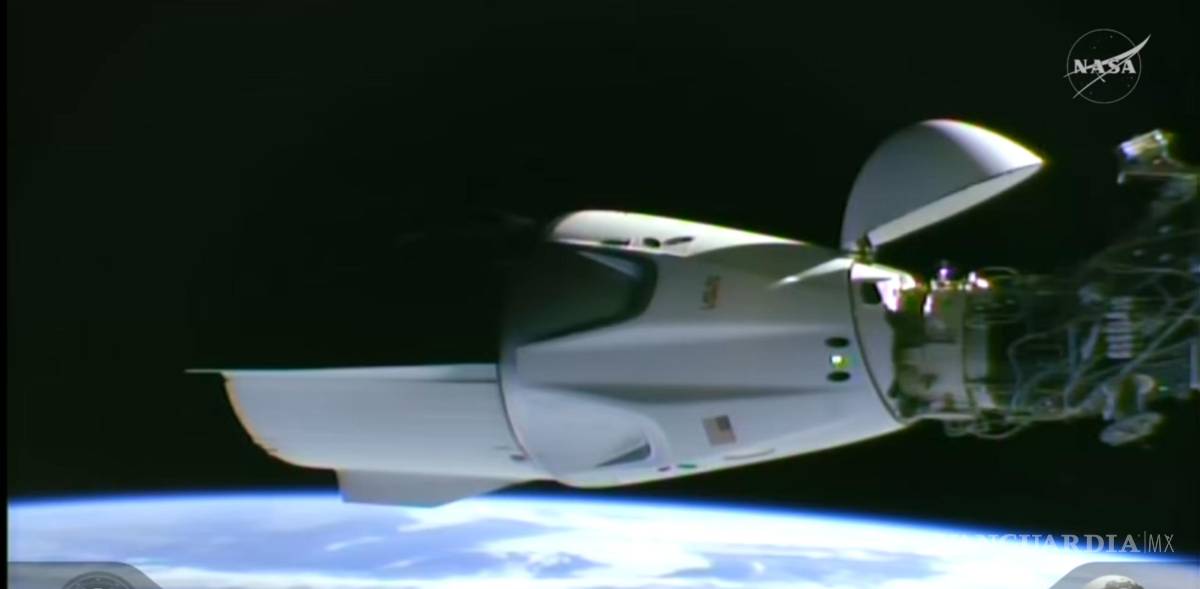 $!Esta imagen, tomada de un video de la NASA, muestra una cápsula de SpaceX con cuatro astronautas a bordo acoplándose a la Estación Espacial Internacional.