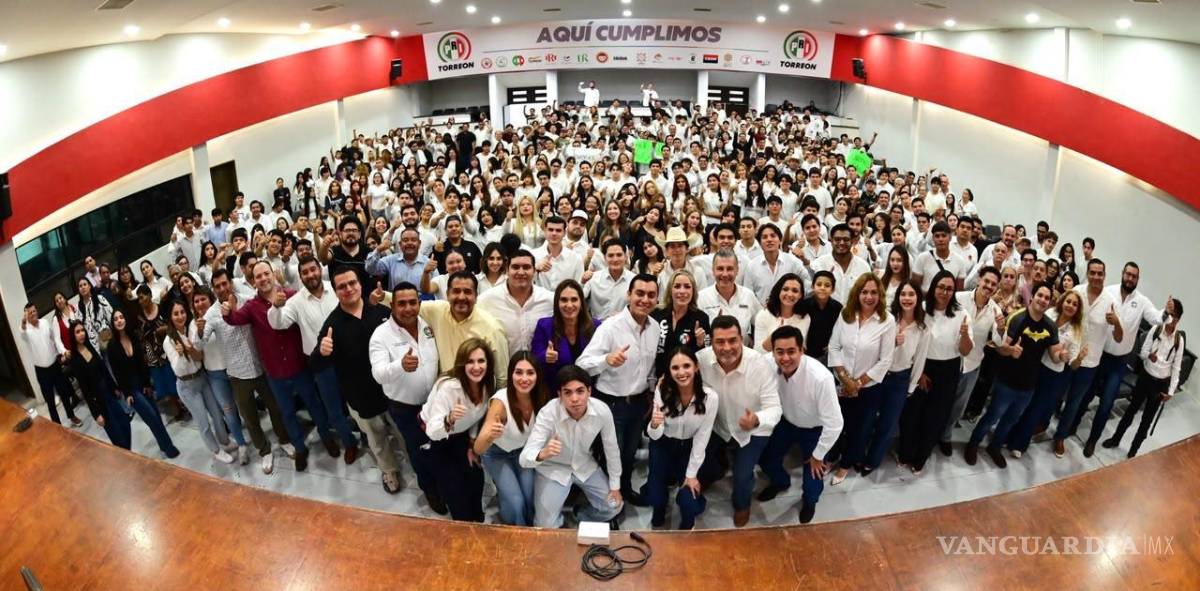 $!Más de 400 integrantes de la comunidad universitaria participaron en el acto realizado en la sede municipal del PRI en Torreón.