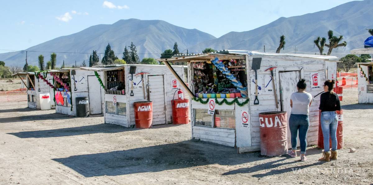 $!Te impactará esta imagen de una vendedora en riesgo, en la Feria del cohete de Arteaga, Coahuila. Después de una inspección