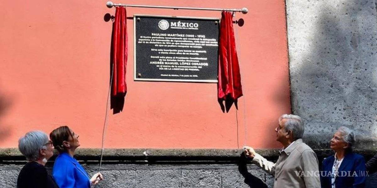 $!Devela AMLO placa Paulino Martínez en el Día de la Libertad de Prensa