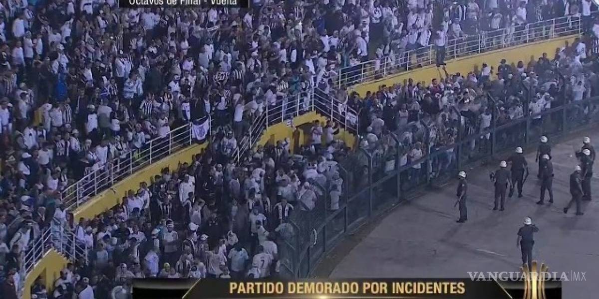 $!Afición de Santos enloquece contra policía