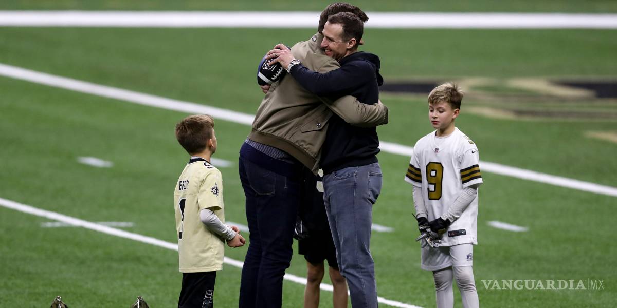 $!Tom Brady se pone a jugar con los hijos de Brew Brees al finalizar el partido