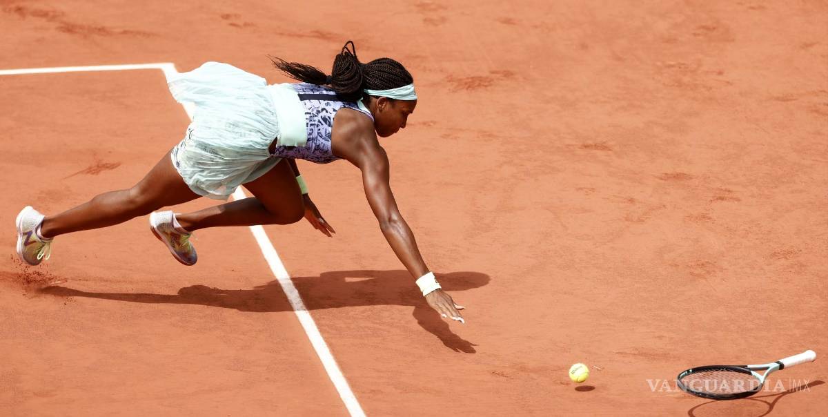 $!Coco Gauff de EU se cae durante el partido de segunda ronda de mujeres contra Alison Van Uytvanck de Bélgica en Roland Garros en París, Francia.