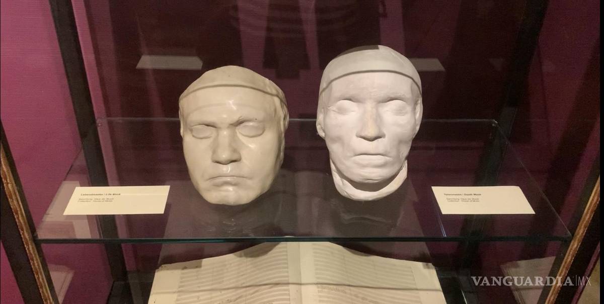 $!Vista de unas máscaras mortuorias de Beethoven en la Casa de la Música de Viena.