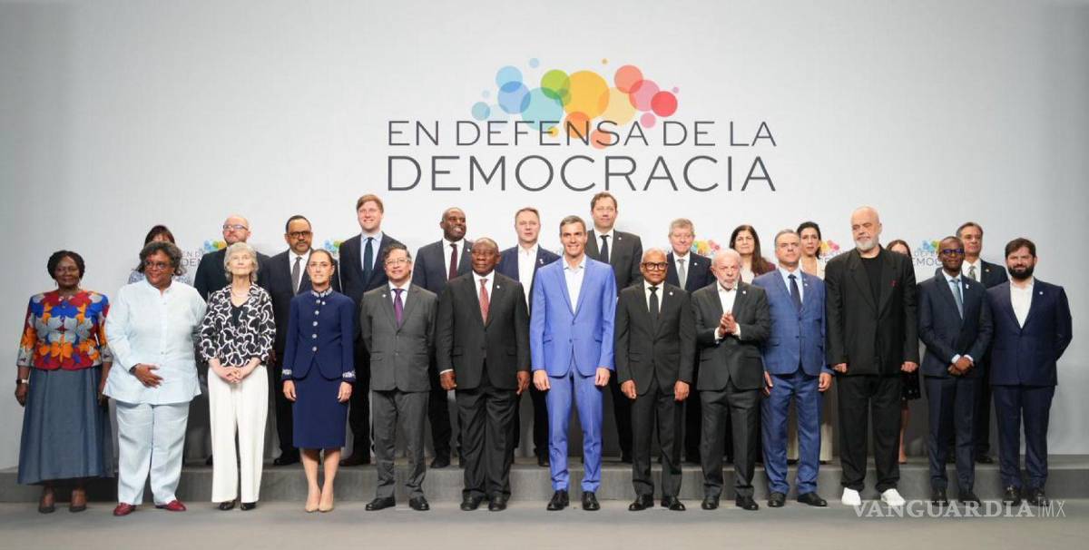 $!La IV Cumbre en Defensa de la Democracia reunió en España a una quincena de jefes de Estado y líderes políticos de la izquierda socialdemócrata provenientes de América Latina, Europa y África, entre ellos el anfitrión Pedro Sánchez; Luiz Inácio Lula da Silva, de Brasil; Gustavo Petro, de Colombia; Cyril Ramaphosa, de Sudáfrica; Gabriel Boric, expresidente de Chile; Claudia Sheinbaum, de México, entre otros.
