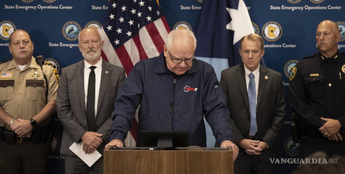 $!El gobernador de Minnesota, Tim Walz, hace una pausa mientras habla sobre el asesinato de la representante Melissa Hortman y su esposo, en Blaine, Minnesota