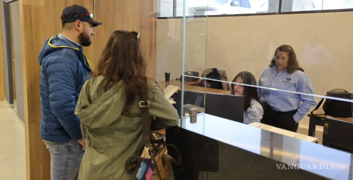 $!Usuarios realizan trámites en la Ciudad Judicial de Saltillo, que concentra servicios en un mismo espacio, según autoridades.