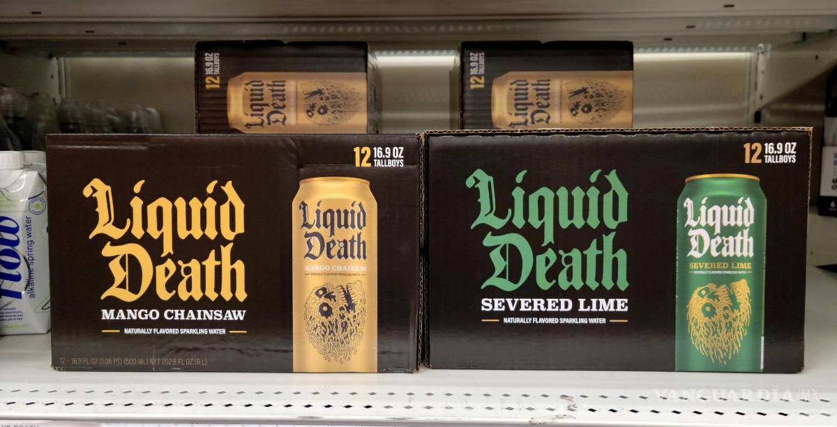 $!Vista de unas cajas de agua con sabores de mango (i) y lima (d) de la startup de agua enlatada Liquid Death expuestas a la venta en un supermercado de Miami.