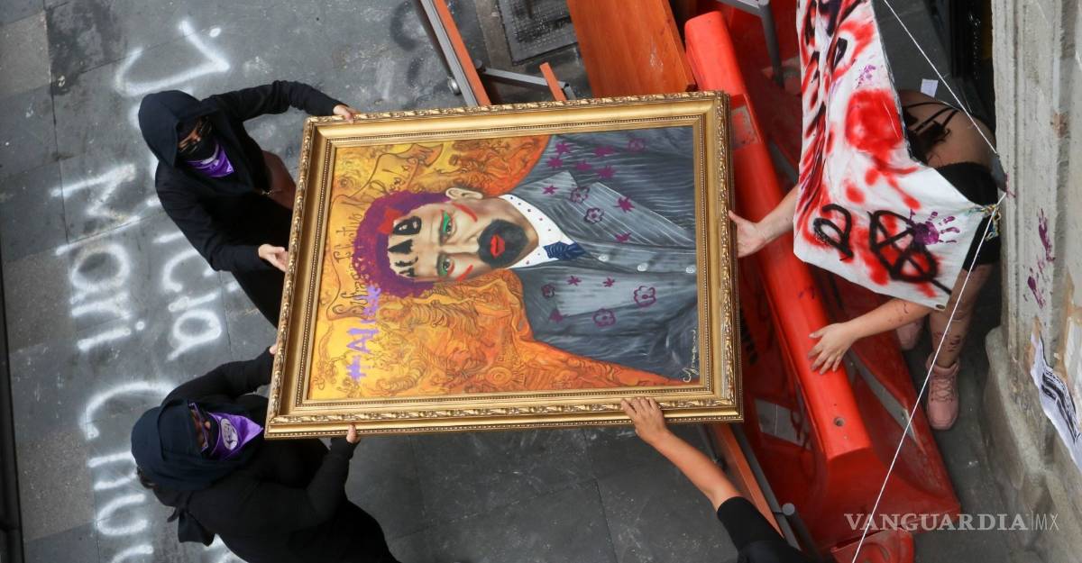 $!Es vandalismo, AMLO critica protesta de mujeres contra la CNDH