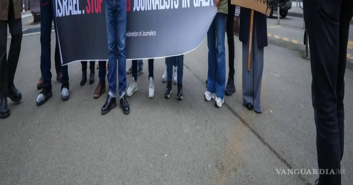 $!Representantes de la Federación Internacional de Periodistas (FIP) protestan por los periodistas asesinados en Gaza en Bruselas, Bélgica, el 5 de febrero de 2024.
