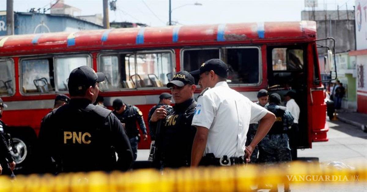 $!Mujer activa granada dentro de autobús en Guatemala