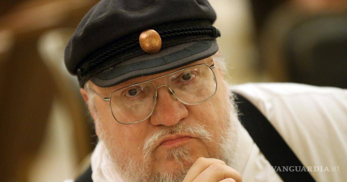 Presenta George RR Martin demanda a OpenAI por permitir que usuarios terminaran ‘Juego de Tronos’