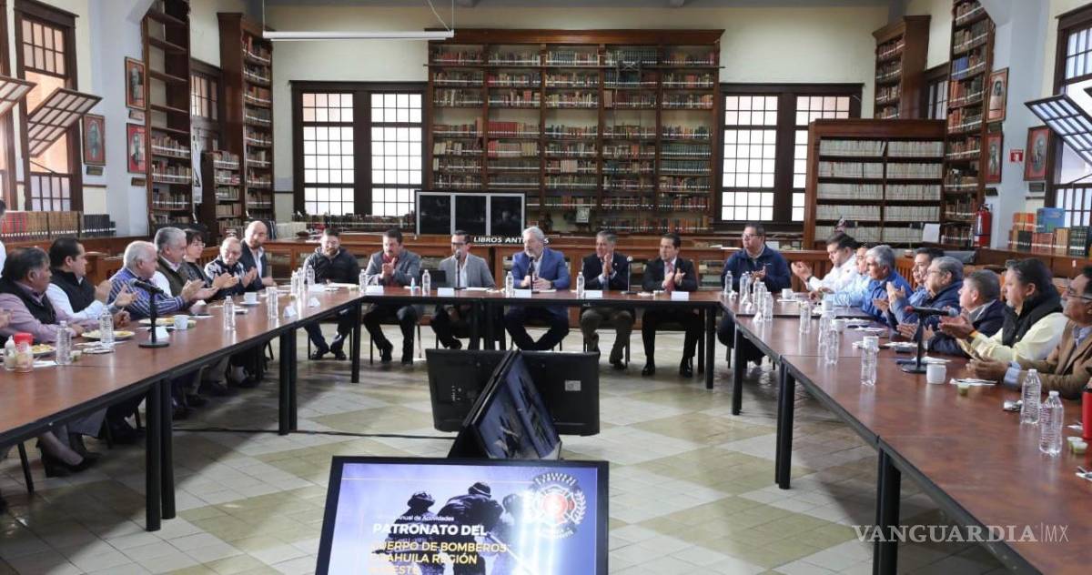 $!El presidente del Patronato de Bomberos Coahuila Sureste, Alejandro López Siller, hizo un recuento de las actividades y logros que se obtuvieron durante el 2022 y agradeció al alcalde José María Fraustro Siller por el trabajo realizado en conjunto.